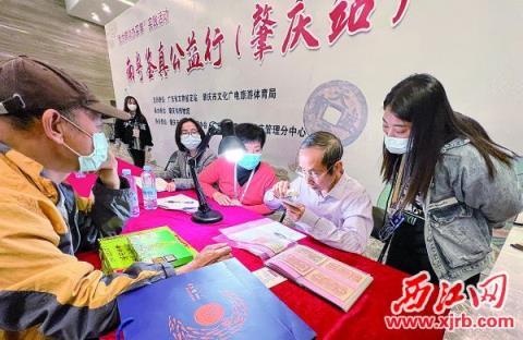 专家在现场为市民免费鉴定藏品。 曹笑 摄