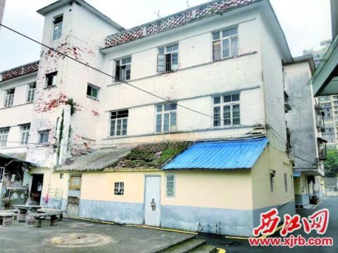 肇庆冷冻厂原职工宿舍红砖已风化，部分预制板钢筋裸露在外。杨永新 摄