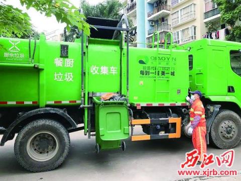 环卫工人正在用餐厨垃圾收运专车收运餐厨垃圾。 通员供图
