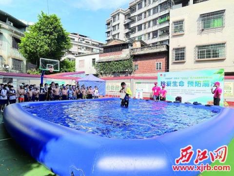 肇庆水上搜救队为学生进行水上搜救与自救知识讲解。 苏燕君 摄