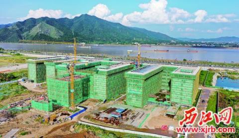 肇庆市第一中学江滨校区建筑已封顶，正进行内部装修及附属设施建设。 梁小明 摄