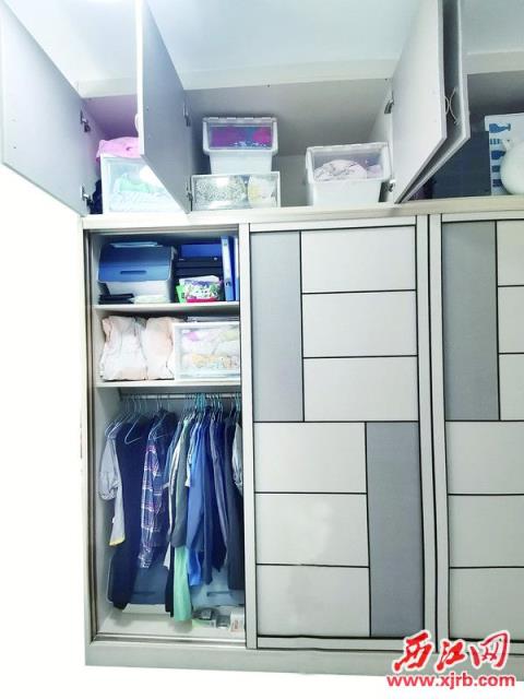 经过整理收纳后，房间物品摆放有序。