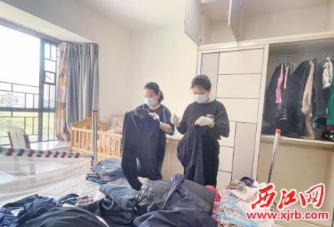 整理收纳师为客户收纳衣物。