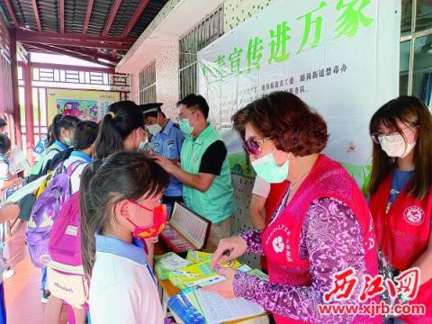 长者志愿服务队队员向学生宣传禁毒知识。 受访单位供图